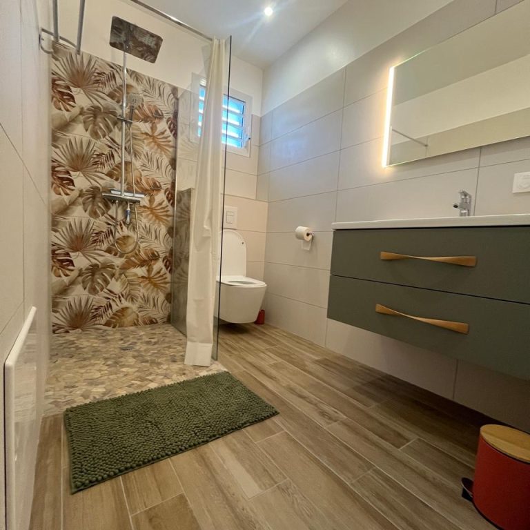 Villa Caboua Salle de bain spacieuse et moderne