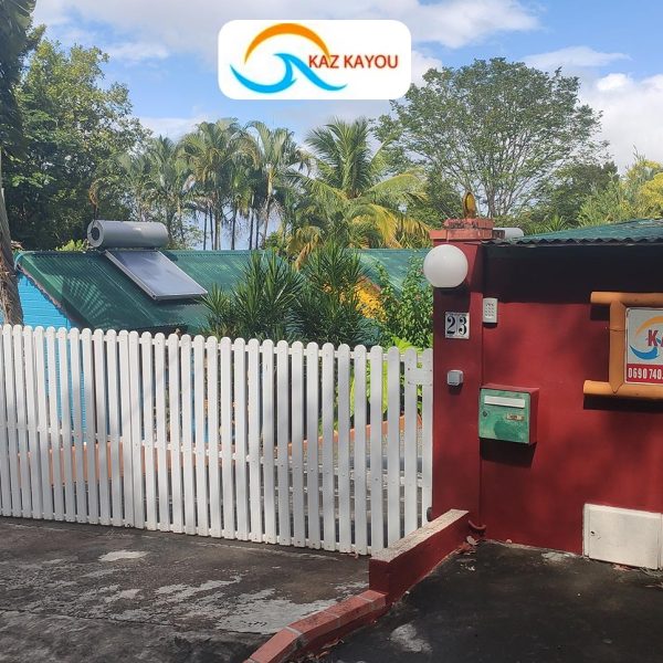 Kaz Kayou : entrée du gîte sécurisé